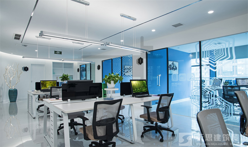 頂棚天花設(shè)計(jì)在<a href=http://www.xbptm.cn/ target=_blank class=infotextkey>合肥辦公室裝修</a>中的運(yùn)用